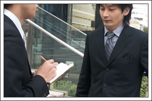 現地に赴き、直接聞き込みを行う方法